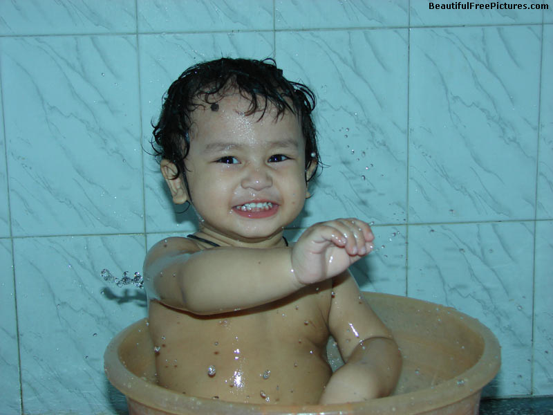 Beautiful Pictures - A child enjoying a bath